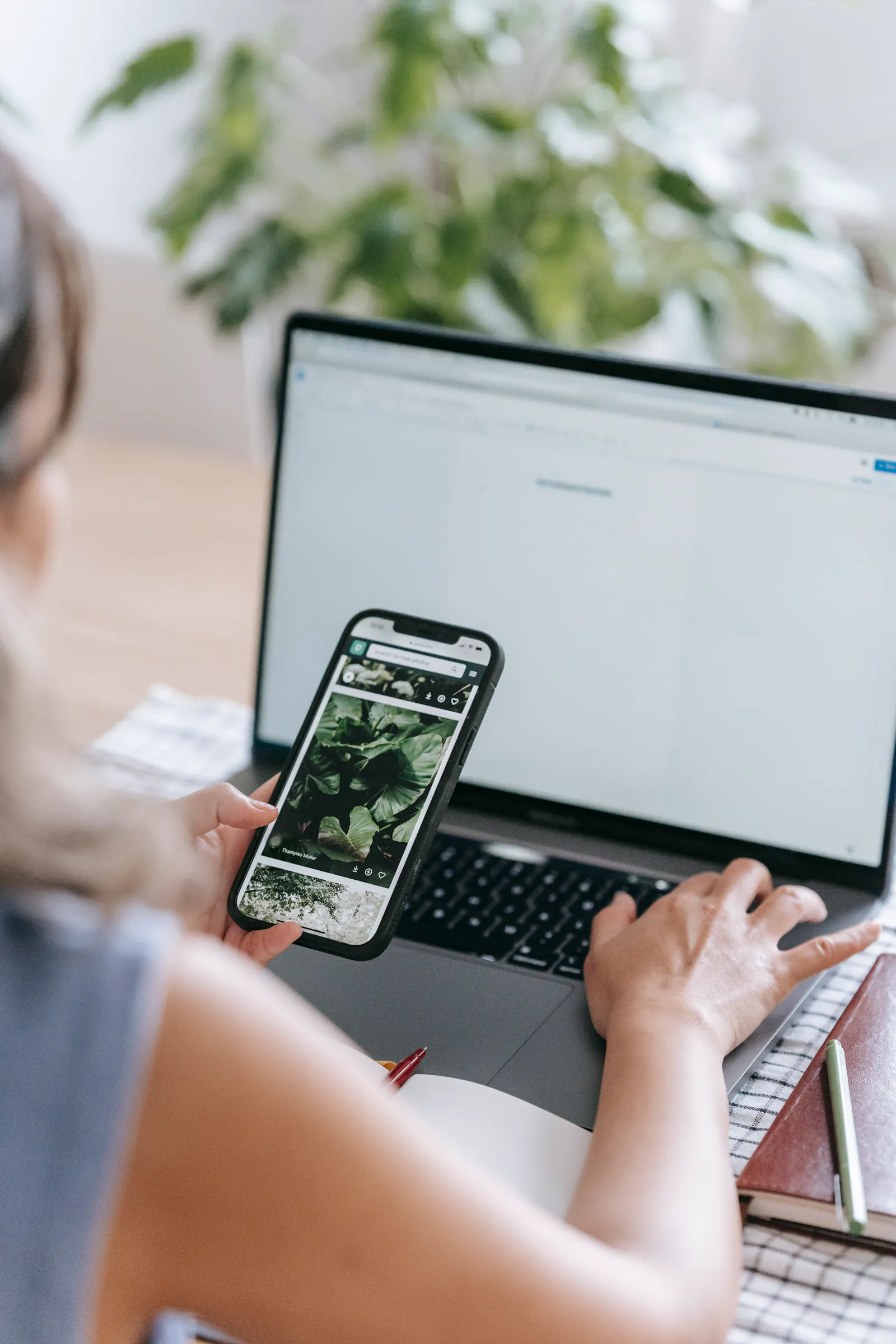 Celular e laptop usados juntos em rotina profissional